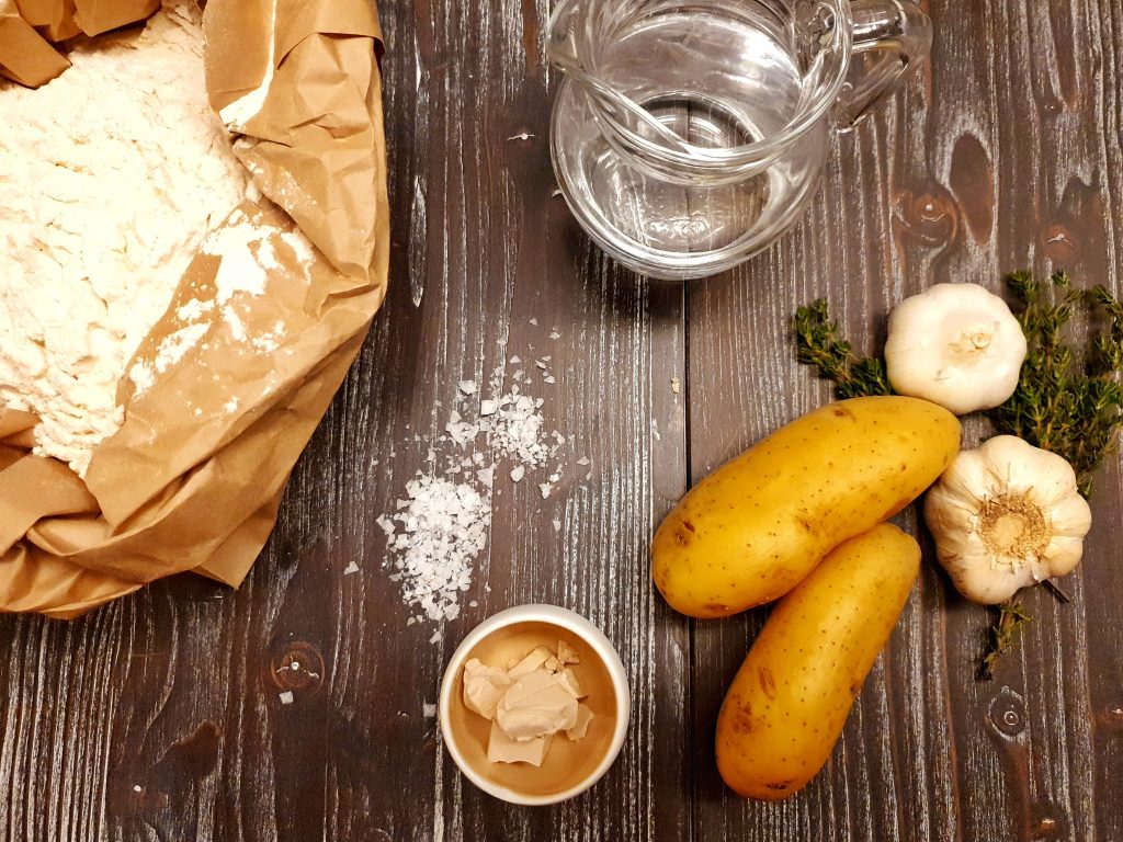 Ingrediente pâine cu cartofi și usturoi