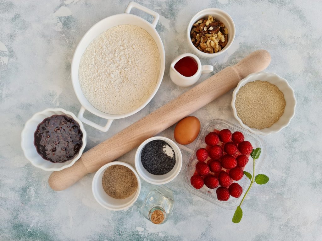 Colțunași cu dulceață de zmeură și mix crocant Colțunași cu dulceață de zmeură și crocant de pesmet cu nuci