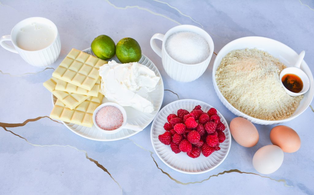 Ingrediente pentru tort macarons cu zmeură și mascarpone