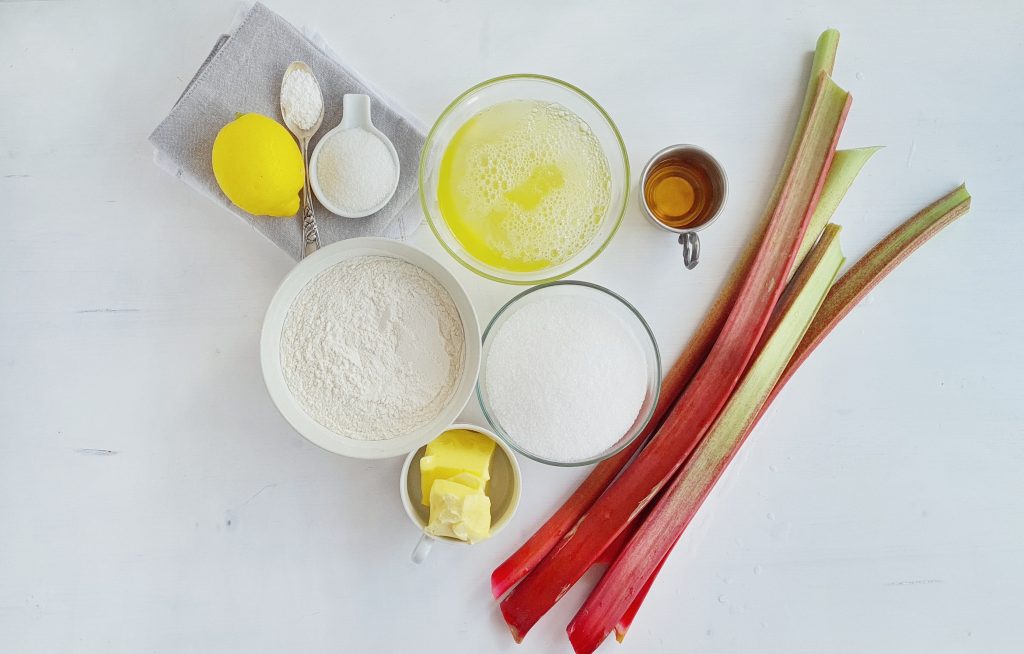 Ingrediente pentru pandișpan cu rubarbă și bezea crocantă